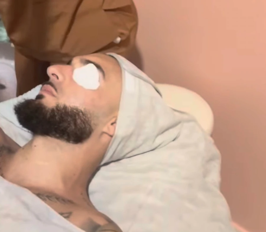 Momento de cuidado facial compartido por Carolina Barco